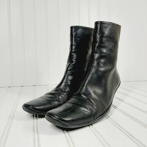 Stuart Weitzman Women's Black Leather Kitten Heel Back Zip Ankle Boots I464 - Picture 2 of 11